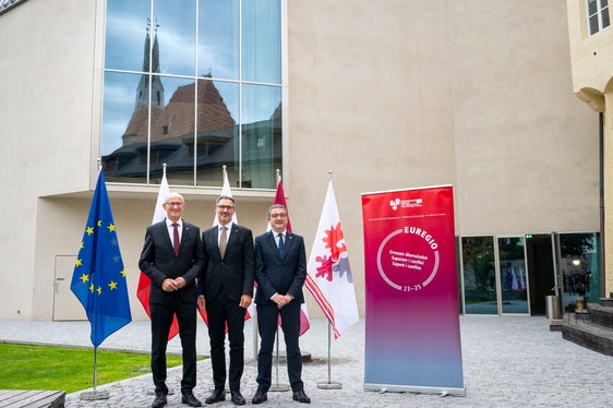 La Giunta dell'Euregio con (da sinistra) Anton Mattle (presidente del Tirolo), Arno Kompatscher (presidente dell'Euregio e della Provincia autonoma di Bolzano), Maurizio Fugatti (presidente della Provincia autonoma di Trento) si è riunita a Bressanone. (Foto: USP/Fabio Brucculeri)