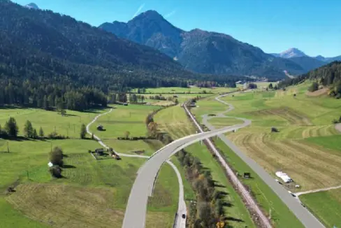L'eliminazione del passaggio a livello all'incrocio tra la strada statale SS 49 della Pusteria e la strada statale SS 52 Carnica a San Candido è uno degli interventi strategici da effettuare in ottica infrastrutturale sul territorio altoatesino. (Rendering: USP/Ripartizione Infrastrutture)