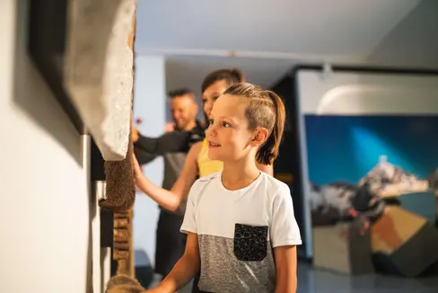 Die Besucherzentren des Nationalparks Stilfserjoch – im Bild ein Blick in das Besucherzentrum naturatrafoi in Trafoi – bieten auch im Winter ein vielfältiges Programm für naturinteressierte Besucherinnen und Besucher. (Foto: IDM Südtirol Alto adige/cinemepic)