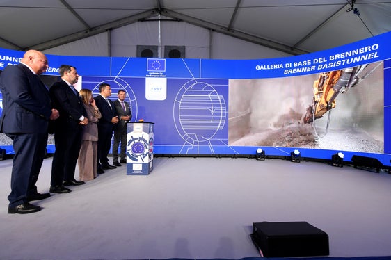 In live streaming, il cancelliere austriaco Christian Stocker, il ministro dei Trasporti Matteo Salvini, la presidente del Consiglio Giorgia Meloni, il commissario europeo Apostolos Tzitzikostas e il ministro austriaco alle Infrastrutture Peter Hanke hanno seguito l'abbattimento del diaframma del cunicolo esplorativo del BBT. (Foto: USP/Ivo Corrà)