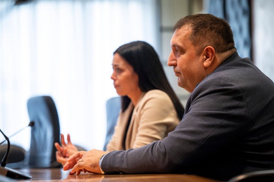 Roberta Bifolchetti e Maurizio La Porta dell'Organizzazione Sindacale Autonoma Polizia Penitenziaria (OSAPP) hanno descritto la difficile situazione lavorativa nel carcere di Bolzano. (Foto: USP/Fabio Brucculeri)