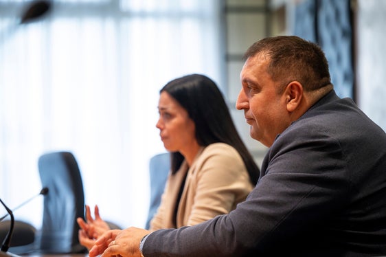 Roberta Bifolchetti und Maurizio La Porta von der Gewerkschaft der Gefängnispolizei (Organizzazione Sindacale Autonoma Polizia Penitenziaria - OSAPP) beschrieben die schwierige Arbeitssituation im Gefängnis von Bozen. (Foto: LPA/Fabio Brucculeri)