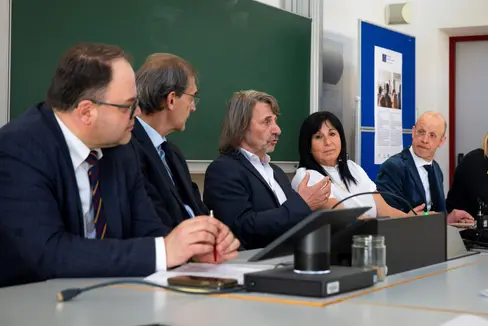 Christian Kofler, Paolo Lugli, Hubert Messner, Isabella Mastrobuono, Alex Weissensteiner und Marjaana Gunkel beim heutigen Start des Managementlehrgangs an der Freien Universität Bozen. (Foto: LPA/Fabio Brucculeri)