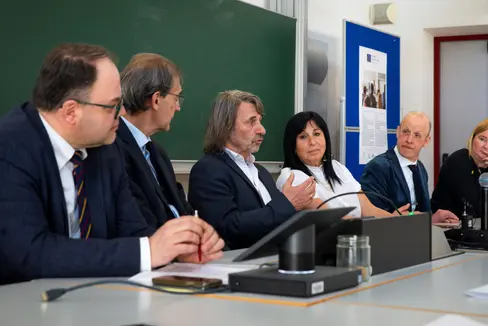 Christian Kofler, Paolo Lugli, Hubert Messner, Isabella Mastrobuono, Alex Weissensteiner und Marjaana Gunkel beim heutigen Start des Managementlehrgangs an der Freien Universität Bozen. (Foto: LPA/Fabio Brucculeri)