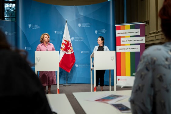 L'assessora provinciale alla Famiglia Rosmarie Pamer e la direttrice dell'Agenzia per la famiglia Monika Conrater hanno presentato l'offerta di assistenza estiva 2026. (Foto: USP/Fabio Brucculeri)
