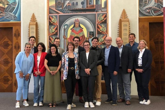 I referenti della comunicazione di Arge Alp ritratti nella sala Depero del palazzo della Provincia di piazza Dante, a Trento (Foto: Archivio Ufficio Stampa PAT)