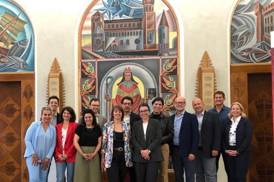 I referenti della comunicazione di Arge Alp ritratti nella sala Depero del palazzo della Provincia di piazza Dante, a Trento (Foto: Archivio Ufficio Stampa PAT)