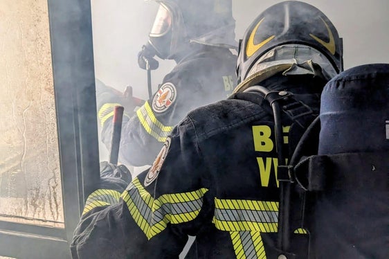 Berufsfeuerwehr mit Atemschutz während einer Brandbekämpfung. (Foto: LPA/Agentur für Bevölkerungsschutz/Berufsfeuerwehr)