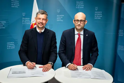 Landesrat Daniel Alfreider (links) und RFI-Ceo Gianpiero Strisciuglio setzen ihre Unterschrift unter das Protokoll zum Abbau der Bahnübergänge. (Foto: LPA/Fabio Brucculeri)