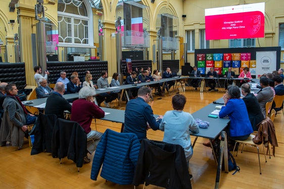 La bozza della seconda parte del Piano clima Alto Adige 2040 è stata illustrata oggi ai rappresentanti delle categorie ambientali ed economiche, nonché alle organizzazioni giovanili e sindacali (Foto: ASP/Fabio Brucculeri)
