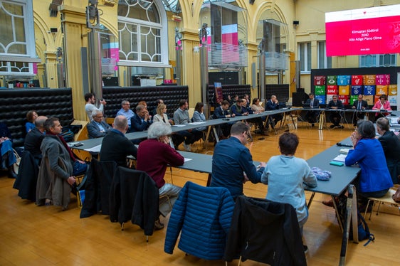 La bozza della seconda parte del Piano clima Alto Adige 2040 è stata illustrata oggi ai rappresentanti delle categorie ambientali ed economiche, nonché alle organizzazioni giovanili e sindacali (Foto: ASP/Fabio Brucculeri)