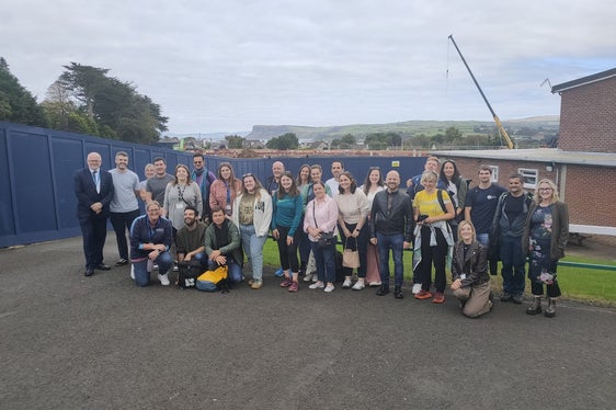 La delegazione altoatesina ha visitato Ballycastle insieme agli operatori giovanili nordirlandesi, dove due scuole, una cattolica e una protestante, sono ospitate nello stesso edificio, così come il centro giovanile. (Foto: USP/Ufficio servizio giovani/Pamer)