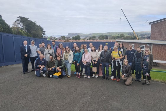 La delegazione altoatesina ha visitato Ballycastle insieme agli operatori giovanili nordirlandesi, dove due scuole, una cattolica e una protestante, sono ospitate nello stesso edificio, così come il centro giovanile. (Foto: USP/Ufficio servizio giovani/Pamer)