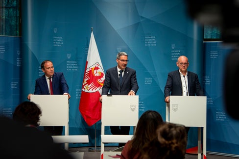 Un progetto tutto altoatesino. Oggi (5 giugno) il presidente altoatesino Kompatscher (nella foto al centro), l'assessore Vettorato (a sinistra) e il direttore dell'Agenzia provinciale per l'ambiente e la tutela del clima, Flavio Ruffini, hanno illustrato il nuovo disegno di legge provinciale sulle grandi derivazioni. (Foto: ASP/Fabio Brucculeri)