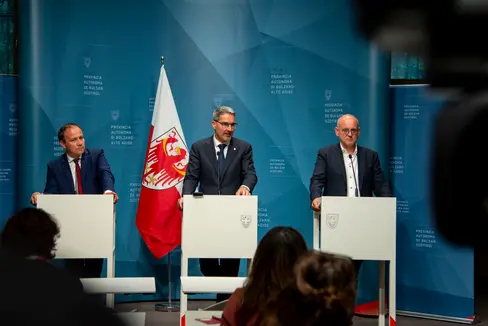 Un progetto tutto altoatesino. Oggi (5 giugno) il presidente altoatesino Kompatscher (nella foto al centro), l'assessore Vettorato (a sinistra) e il direttore dell'Agenzia provinciale per l'ambiente e la tutela del clima, Flavio Ruffini, hanno illustrato il nuovo disegno di legge provinciale sulle grandi derivazioni. (Foto: ASP/Fabio Brucculeri)