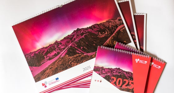 Calënder dla Euregio 2025. Tosc iel da avëi coche calënder da mur o da mëisa, debant, sibe tl Tirol, te Südtirol che nce tl Trentin. (Foto: USP/Patrizia Corriero)