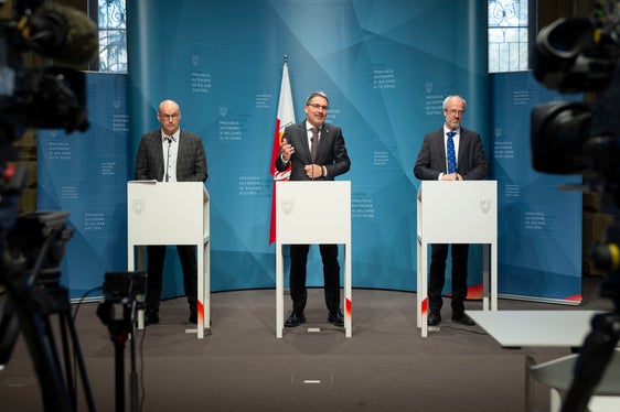 Nella conferenza stampa tenutasi oggi (1° marzo), il Dipartimento alla salute e l'Azienda sanitaria hanno illustrato le sfide del sistema sanitario altoatesino e gli sviluppi attuali. Da sin. Günther Burger, direttore Dipartimento salute, Arno Kompatscher, presidente della Provincia ed assessore alla salute, Florian Zerzer, direttore generale dell'Azienda sanitaria (Foto: ASP/Fabio Brucculeri)