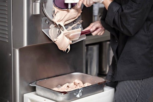 Aspiranti gelatiere e gelatieri possono iscriversi entro il 13 marzo all’esame di idoneità che si terrà il 28 marzo alla Scuola professionale provinciale alberghiera “Cesare Ritz” di Merano. (Foto: USP)