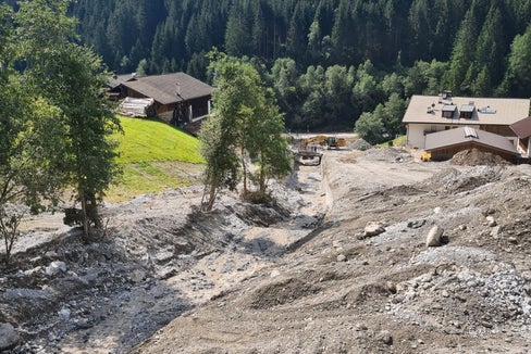 Utilizzando dodici macchine per il movimento terra sono stati ultimati i lavori di rimozione dei detriti nel letto del rio Cogolo a Fleres (Foto: ASP/Ufficio sistemazione bacini montani Nord)