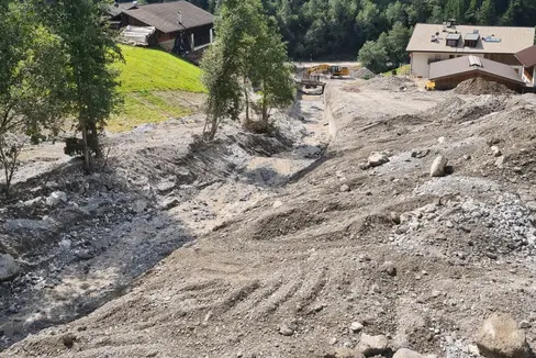 Utilizzando dodici macchine per il movimento terra sono stati ultimati i lavori di rimozione dei detriti nel letto del rio Cogolo a Fleres (Foto: ASP/Ufficio sistemazione bacini montani Nord)