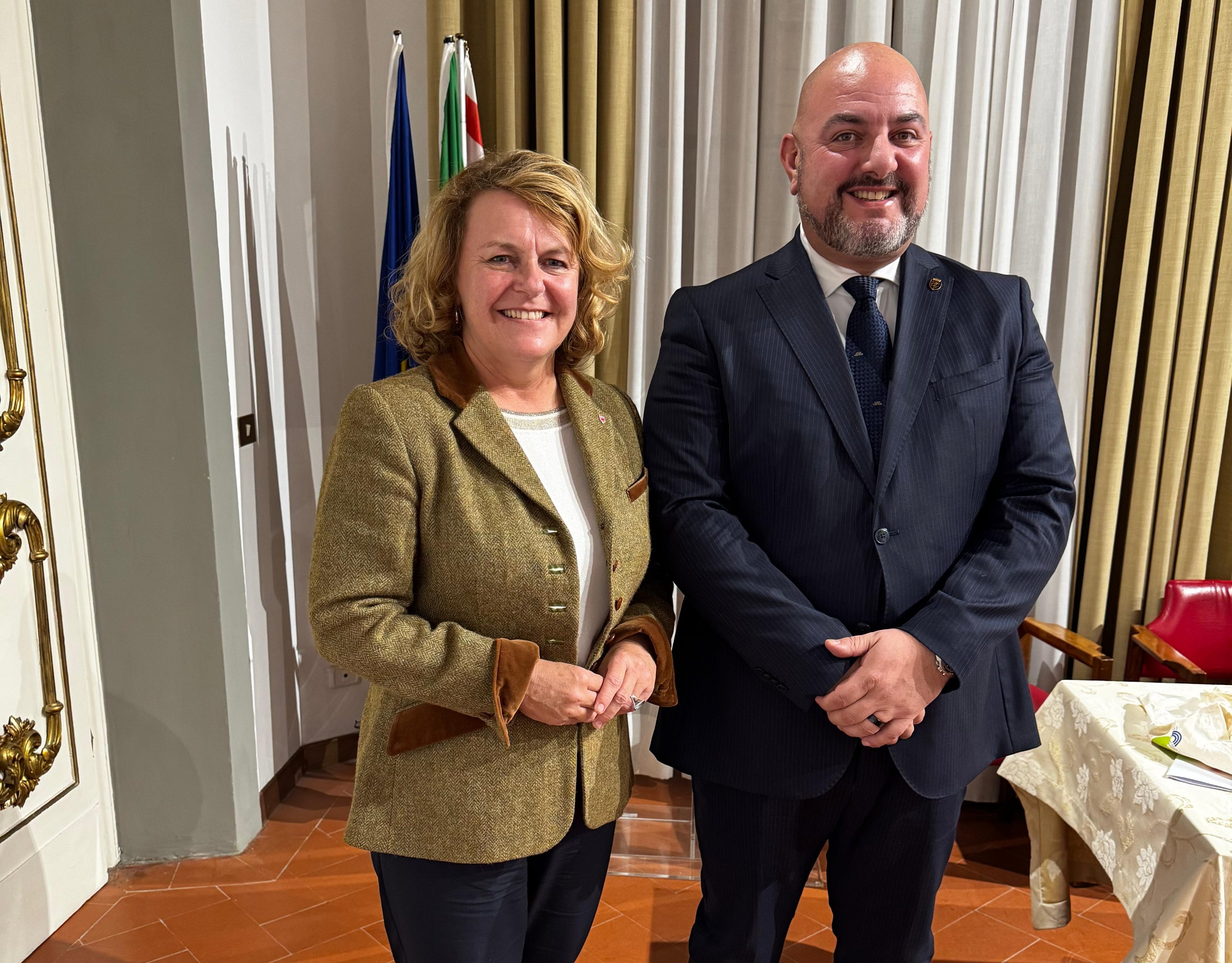 Mit Carlo Marzi (rechts), Assessor für die Bereiche Gesundheit und Soziales der Region Aosta, hat sich Landesrätin Rosmarie Pamer (links) darüber ausgetauscht, wie gute Rahmenbedingungen für ein gesundes Heranwachsen und eine aktive Einbindung junger Menschen in (politische) Prozesse gelingen könne. (Foto: LPA/Ressort Sozialer Zusammenhalt, Familie, Senioren, Genossenschaften und Ehrenamt)