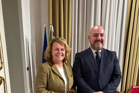 Mit Carlo Marzi (rechts), Assessor für die Bereiche Gesundheit und Soziales der Region Aosta, hat sich Landesrätin Rosmarie Pamer (links) darüber ausgetauscht, wie gute Rahmenbedingungen für ein gesundes Heranwachsen und eine aktive Einbindung junger Menschen in (politische) Prozesse gelingen könne. (Foto: LPA/Ressort Sozialer Zusammenhalt, Familie, Senioren, Genossenschaften und Ehrenamt)