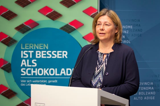 Erwachsenenbildung beschränkt sich nicht auf Wissensvermittlung, sondern weist Menschen Möglichkeiten auf, ein erfüllteres, gesünderes und somit glücklicheres Leben zu führen, erklärte die Direktorin im Amt für Weiterbildung, Anika Michelon. (Foto: LPA/Fabio Brucculeri)