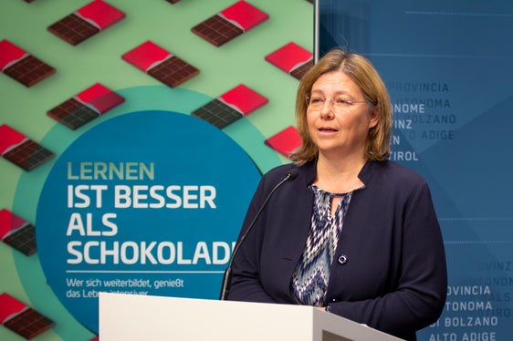 L'educazione rivolta al mondo degli adulti non si limita ad impartire conoscenze, ma mostra alle persone come condurre una vita che garantisca maggiori soddisfazioni, più sana e dunque più felice, ha spiegato Anika Michelon, direttrice dell'Ufficio formazione continua. (Foto: ASP/Fabio Brucculeri)