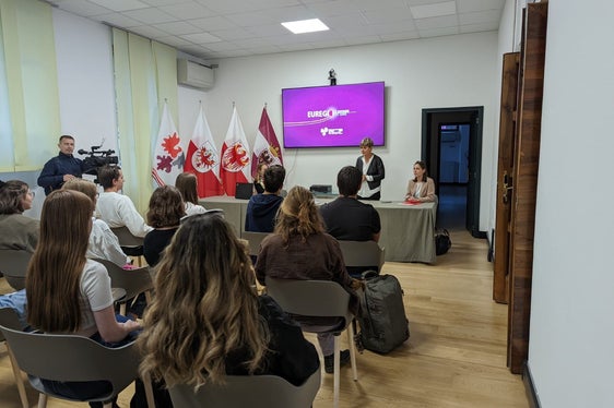 Mit der Europaregion, den drei Ländern und mit dem Thema der Innovation werden sich die jugendlichen Teilnehmenden am Festival auseinandersetzen. Euregio-Generalsekretärin Marilena Defrancesco hat sie im Trentiner Euregio-Sitz, der Casa Moggioli empfangen. (Foto: Euregio/Silvia Ramoser)