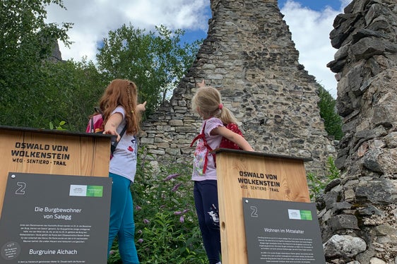 Entlang des Oswald von Wolkenstein-Wegs lässt sich das Leben des vielseitigen Minnesängers und der Hauensteiner Wald mit seinen zwei Ruinen Salegg und Hauenstein erleben. (Foto: Seiser Alm Marketing)