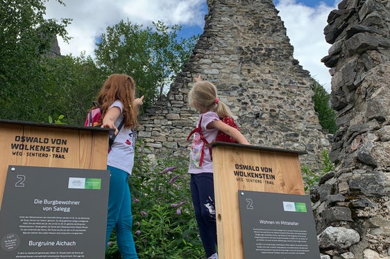 Entlang des Oswald von Wolkenstein-Wegs lässt sich das Leben des vielseitigen Minnesängers und der Hauensteiner Wald mit seinen zwei Ruinen Salegg und Hauenstein erleben. (Foto: Seiser Alm Marketing)