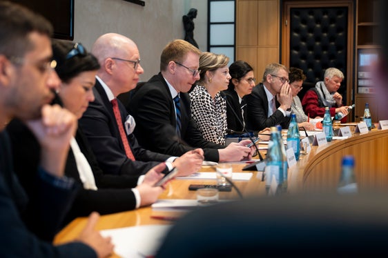 Una delegazione del Parlamento del Land di Berlino, guidata dalla presidente Cornelia Seibeld (quinta da sinistra), ha incontrato il 31 marzo il presidente Arno Kompatscher nella sala Giunta di Palazzo Widmann. (Foto: USP/Fabio Brucculeri)