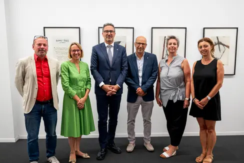 AFI-Direktor Stefan Perini (v.l.n.r.), Arbeitslandesrätin Magdalena Amhof, Landeshauptmann Arno Kompatscher, AFI-Präsident Stefano Mellarini, AFI-Vizepräsidentin Barbara Perri und AFI-Mitarbeiterin Maria-Elena Iarossi beim Treffen im Palais Widmann in Bozen. (Foto: LPA/Fabio Brucculeri)