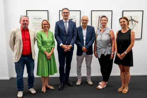 Da sinistra il direttore dell'IPL Stefan Perini, l'assessora provinciale Magdalena Amhof, il presidente della Provincia Arno Kompatscher, il presidente dell'IPL Stefano Mellarini, la vicepresidente dell'IPL Barbara Perri e la ricercatrice dell'IPL Maria Elena Iarossi durante l'incontro a Palazzo Widmann a Bolzano. (Foto: USP/Fabio Brucculeri)