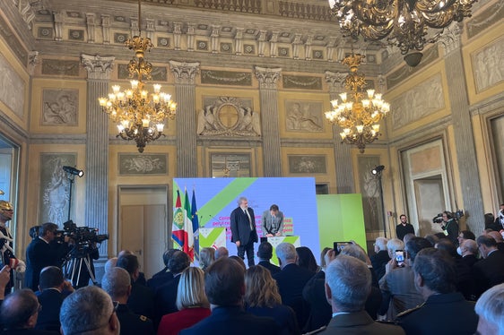 La firma dell’intesa, sottoscritta da tutti i presidenti di Regione, che sancisce il riconoscimento della Conferenza delle Regioni come organo comune delle Regioni e delle Province autonome. Sul palco la firma del presidente Fedriga e del vicepresidente della Conferenza delle Regioni, Emiliano (Foto: ASP/Gabriel Marciano)