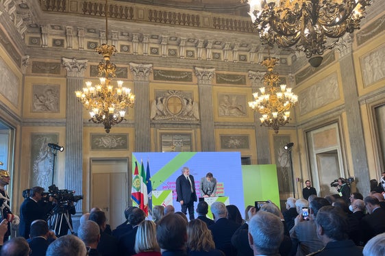 La firma dell’intesa, sottoscritta da tutti i presidenti di Regione, che sancisce il riconoscimento della Conferenza delle Regioni come organo comune delle Regioni e delle Province autonome. Sul palco la firma del presidente Fedriga e del vicepresidente della Conferenza delle Regioni, Emiliano (Foto: ASP/Gabriel Marciano)