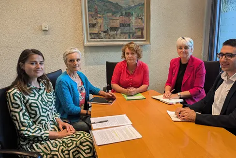 Sie setzen sich gemeinsam für die Anliegen und Rechte von Kindern und Jugendlichen mit Behinderungen ein (von links): Kinder- und Jugendanwältin Daniela Höller, Priska Garbin (Leiterin Antidiskriminierungsstelle), Landesrätin Pamer, Ressortdirektorin Morandini und Christian Romano (Südtiroler Monitoringausschuss für die Rechte von Menschen mit Behinderungen). (Foto: LPA/Hannes Wisthaler)