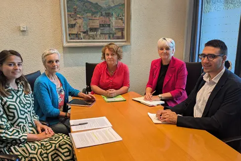 Lavorano insieme per le preoccupazioni e i diritti dei bambini e dei giovani con disabilità (da sinistra): la Garante per l’infanzia e l’adolescenza Daniela Höller, Priska Garbin (direttrice del Centro antidiscriminazioni), l'assessora provinciale Pamer, la Consigliera di parità Michela Morandini e Christian Romano in rappresentanza dell'Osservatorio provinciale sui diritti delle persone con disabilità. (Foto: ASP/Hannes Wisthaler)