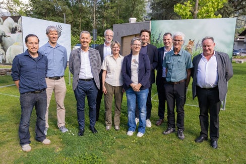 Stolz auf 50 Jahre Naturpark Texelgruppe (von links):
Valentin Schroffenegger, Verantwortlicher für den Naturpark Texelgruppe, Leo Hilpold, Direktor des Landesamtes für Natur, Landesrat Peter Brunner, Florian Zerzer, Direktor der Landesabteilungs Natur, Landschaft und Raumentwicklung, Annamaria Gapp, Verantwortliche für das Naturparkhaus Texelgruppe, Johanna Berger Koordinatorin Bereich Umweltbildung, die Bürgermeister Zeno Christanell (Naturns) und Alexander Turato (Riffian), Arnold Rinner, Präsident des Führungsausschusses Naturpark Texelgruppe, und Bürgermeister Alois Forcher (Partschins). (Foto: LPA/Bernhard Aichner)