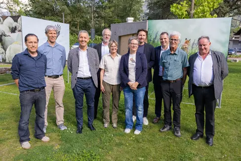Stolz auf 50 Jahre Naturpark Texelgruppe (von links):
Valentin Schroffenegger, Verantwortlicher für den Naturpark Texelgruppe, Leo Hilpold, Direktor des Landesamtes für Natur, Landesrat Peter Brunner, Florian Zerzer, Direktor der Landesabteilungs Natur, Landschaft und Raumentwicklung, Annamaria Gapp, Verantwortliche für das Naturparkhaus Texelgruppe, Johanna Berger Koordinatorin Bereich Umweltbildung, die Bürgermeister Zeno Christanell (Naturns) und Alexander Turato (Riffian), Arnold Rinner, Präsident des Führungsausschusses Naturpark Texelgruppe, und Bürgermeister Alois Forcher (Partschins). (Foto: LPA/Bernhard Aichner)