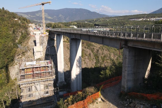 Die neue Bahnverbindung zwischen Pustertal- und Brennerbahn wird rund 3,8 Kilometer lang sein. Sie umfasst unter anderem Tunnelbauwerke, die Unterquerung der Brennerautobahn sowie die neue Eisenbahnbrücke über den Eisack. (Foto: LPA/g.news)