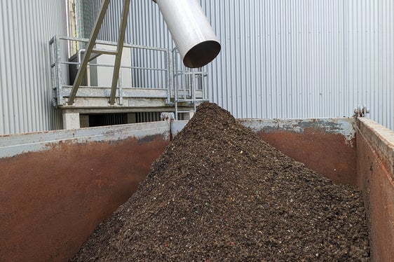 Nach Vergärung der organischen Abfälle sowie Entwässerung der Gärreste entsteht ein Trockenschlamm, der 15 Prozent der Gesamtmenge der verarbeiteten Abfälle entspricht. (Foto: LPA/Vera Brunetti)