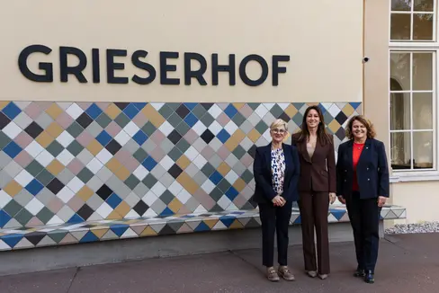 Landesrätin Rosmarie Pamer (1.v.r.) hat mit der Regionalassessorin der Lombardei Elena Lucchini (Mitte) unter anderem über gemeinsame Herausforderungen im Bereich der Pflege gesprochen. Am Treffen im Grieserhof in Bozen nahm auch Bozens Sozialstadträtin Patrizia Brillo (1.v.l.) teil. (Foto: LPA/Hannes Wisthaler)