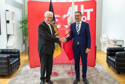 Stretta di mano a Palazzo Widmann tra il primo ministro del Baden-Württemberg Kretschmann e il Presidente Kompatscher. (Foto: ASP/Fabio Brucculeri)