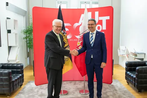 Stretta di mano a Palazzo Widmann tra il primo ministro del Baden-Württemberg Kretschmann e il Presidente Kompatscher. (Foto: ASP/Fabio Brucculeri)