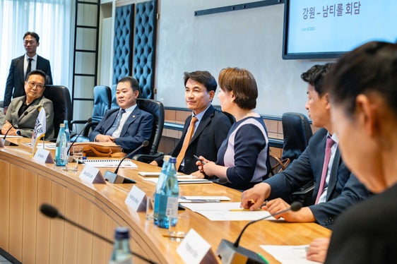 Hanno rappresentato il governo di Gangwon (seduti da sinistra): Jinkwon Hyun (presidente del Gangwon Institute), Si-sung Kim (presidente del Consiglio di Stato della provincia di Gangwon), Kim Jin-Tae (governatore della Provincia di Gangwon), Seung Eun (Sophie) Lee (interprete), Kwanhyun Moon (presidente del Comitato per la pianificazione e l'amministrazione) e Heesun Jeon (direttrice generale per le relazioni internazionali). (Foto: USP/Greta Stuefer)