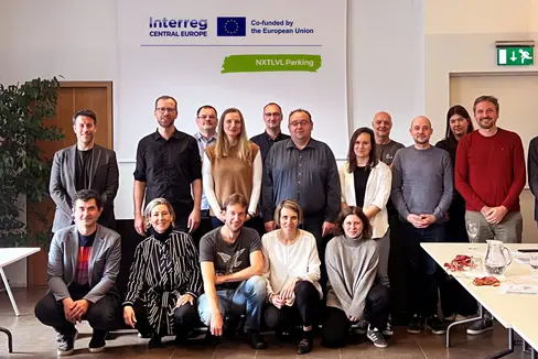 Das vierte Ländertreffen des Interreg-Projekts Next Level Parking mit Partnern aus zehn mitteleuropäischen Regionen fand vor kurzem in Bozen statt. Im Bild vorne ist Amtsdirektorin Carlotta Polo (zweite von links), Raphael Palla (dritter von links) und Regina Steinmann (vierte von links) vom Landesamt für Gemeindeplanung zu sehen. (Foto: LPA/Landesamt für Gemeindeplanung)
