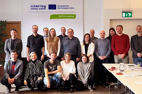 Das vierte Ländertreffen des Interreg-Projekts Next Level Parking mit Partnern aus zehn mitteleuropäischen Regionen fand vor kurzem in Bozen statt. Im Bild vorne ist Amtsdirektorin Carlotta Polo (zweite von links), Raphael Palla (dritter von links) und Regina Steinmann (vierte von links) vom Landesamt für Gemeindeplanung zu sehen. (Foto: LPA/Landesamt für Gemeindeplanung)