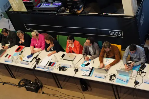 Die Arbeiten des Interreg-Italien-Österreich-Begleitausschusses in der Basis in Schlanders im Vinschgau mit Europa-Abteilungsdirektorin Martha Gärber (3.v.l.) (Foto: LPA/Simon Mariacher)