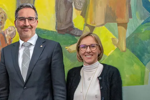 Die 3. Gesetzgebungskommission hat auf Initiative von Landeshauptmann Arno Kompatscher und Landesrätin Magdalena Amhof eine Änderungen des Haushaltsvorschlages 2024-2026 am heutigen Montag genehmigt. Damit wird ermöglicht, dass nach einer Zustimmung im Landtag noch heuer ein erster Teilvertrag mit einer Akontozahlung für den Bereichsübergreifenden Kollektivvertrag (BÜKV) umgesetzt werden kann. (Foto: LPA/Fabio Brucculeri)